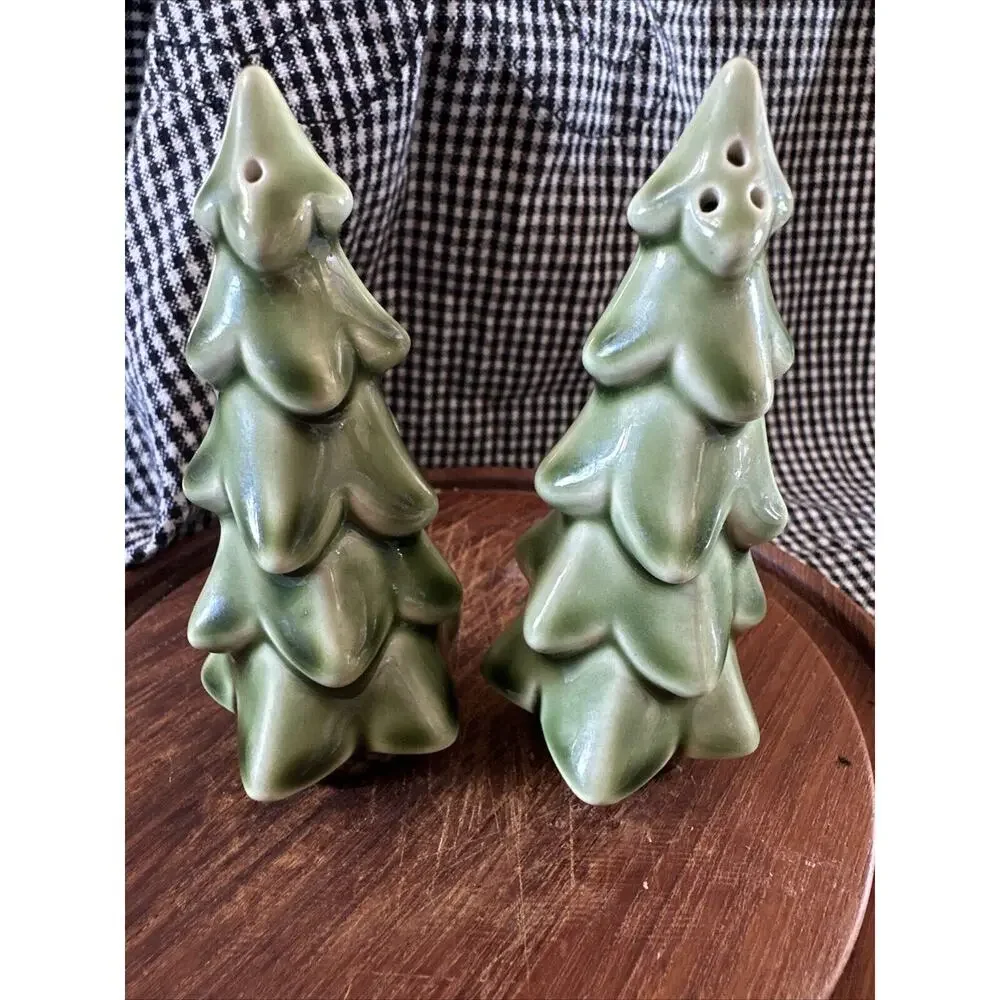 Grassland Roads Christmas Tree Salt & Pepper Shaker’s W/stand Ceramic Holiday